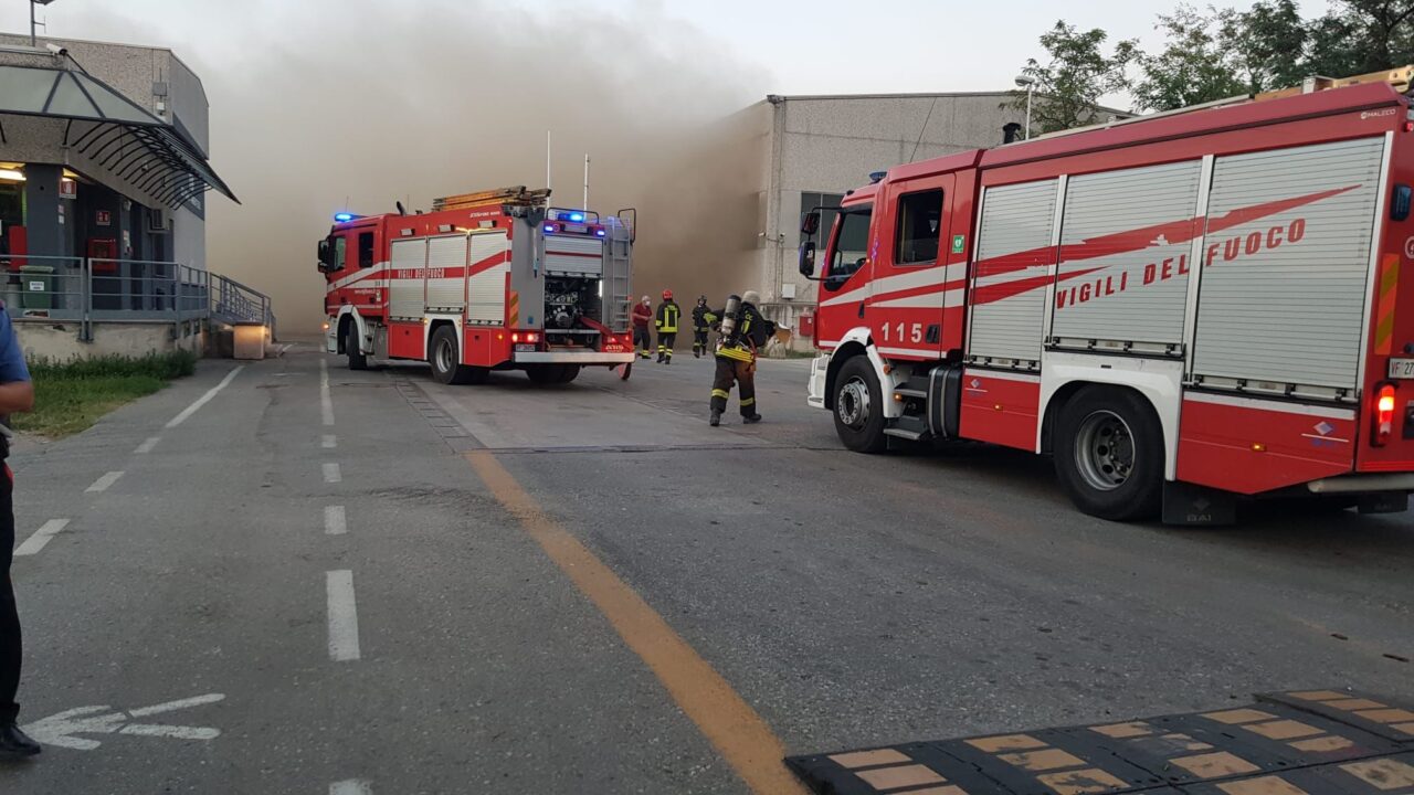 Rifiuti in fiamme, paura in un’azienda di Concorezzo