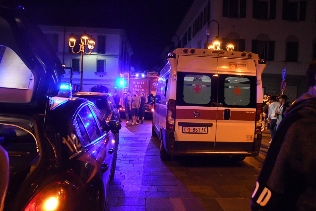 Seduto sul ponte, viene spinto e cade nel Lambro