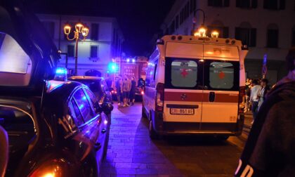 Seduto sul ponte, viene spinto e cade nel Lambro