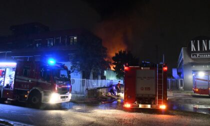 Le foto dello spaventoso incendio in una fabbrica di mascherine