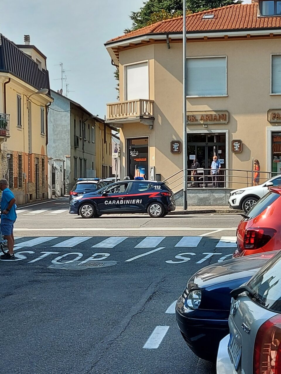 Armato di coltello rapina la farmacia