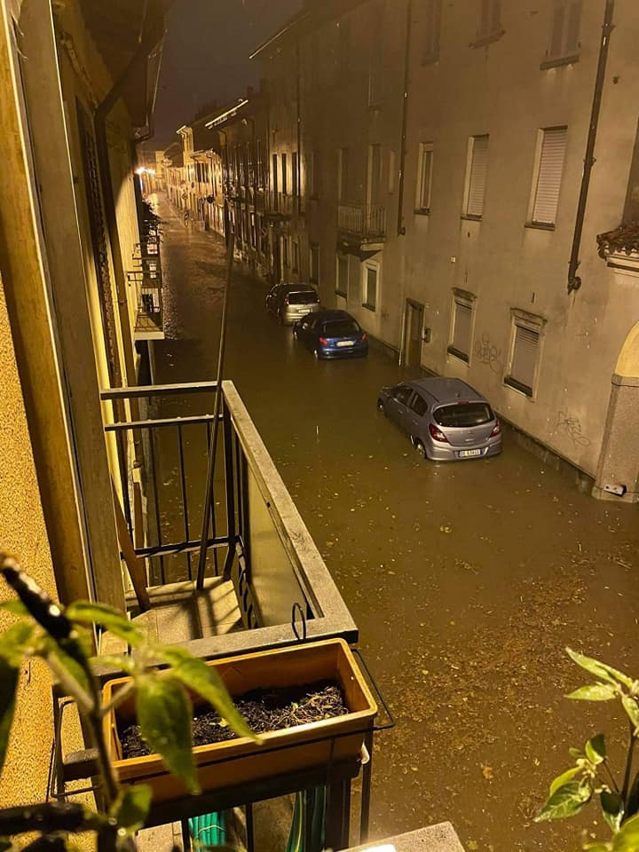 Si allaga la via, a causa del temporale, e si accende la campagna elettorale