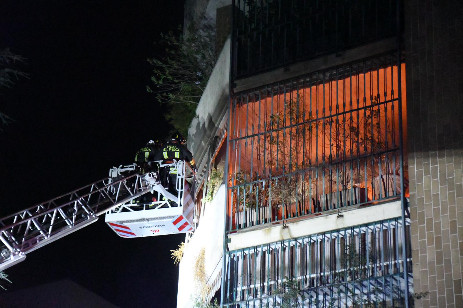 incendio balcone via Borsa Monza pompieri vigili del fuoco
