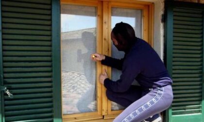 Ladro maldestro: incastrato sul balcone, viene salvato dai pompieri e... arrestato