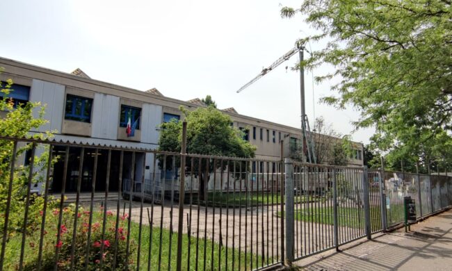 Cadono calcinacci dal soffitto della scuola di Brugherio. “Ci dicano cosa sta accadendo”