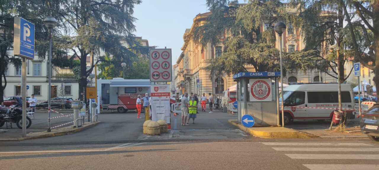 Centro vaccinale mobile in Piazza Carducci per il MonzaFuoriGP 2021