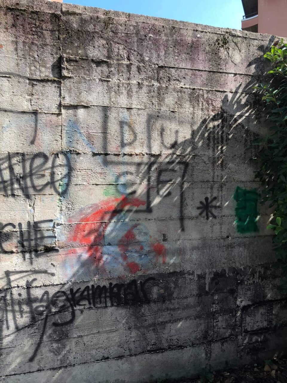 Vandalizzati i giardini con svastiche e frasi razziste