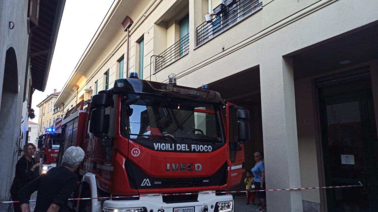 Lascia la torta nel forno e brucia la cucina
