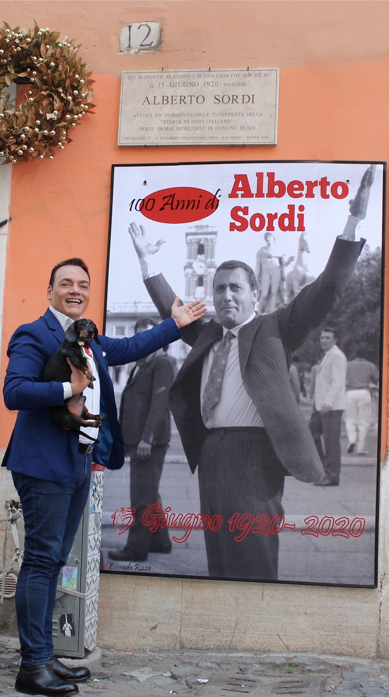 Il giornalista e conduttore radiotelevisivo Rai Igor Righetti assieme al suo inseparabile bassotto arlecchino Byron in via San Cosimato, dove nacque suo cugino Alberto Sordi.