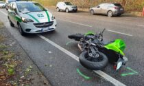 Caduta in moto dopo un sorpasso, grave 28enne