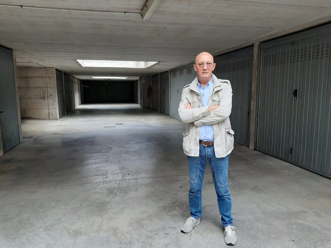 Garage razziati, ladri in fuga con un’auto e le bici