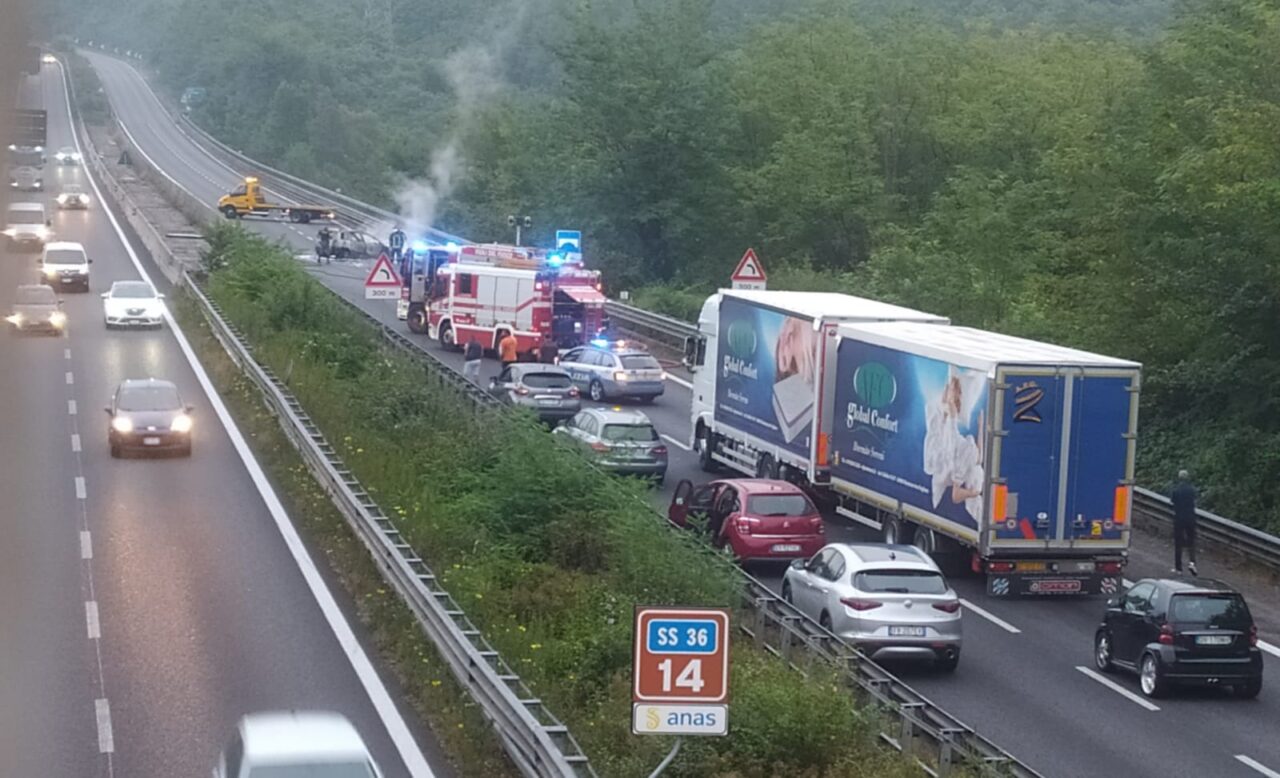 Auto in fiamme, Statale 36 chiusa in direzione Lecco