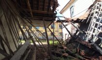 Ex bagni pubblici nel degrado: cancello aperto e tetto crollato