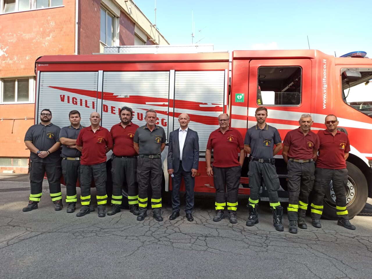 Il “grazie” ai pompieri che hanno domato l’incendio di Milano