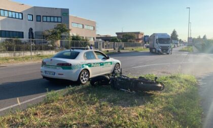 Scontro tra camion e moto in zona industriale