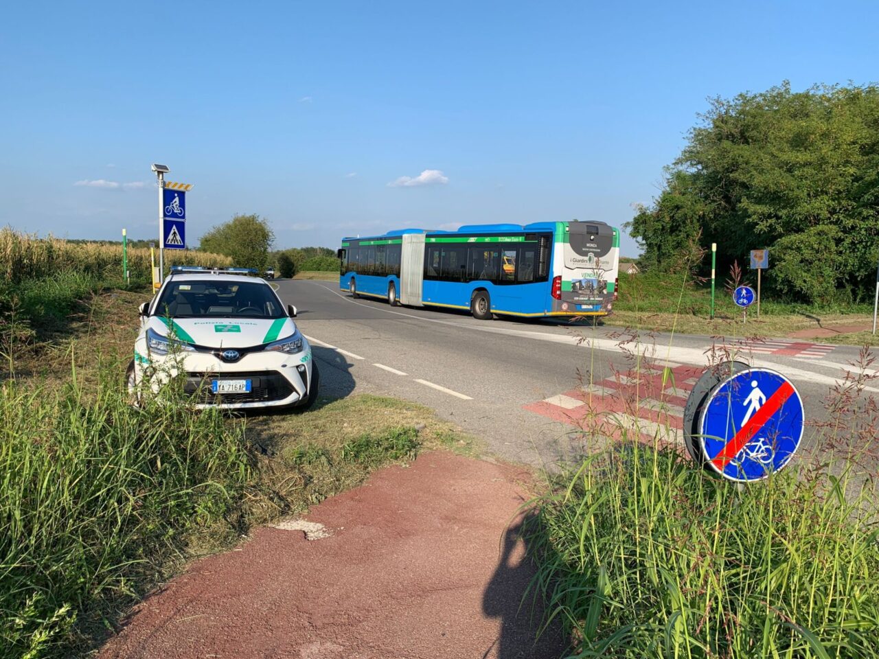 Scontro tra un pullman di linea e una moto sulla Monza Trezzo