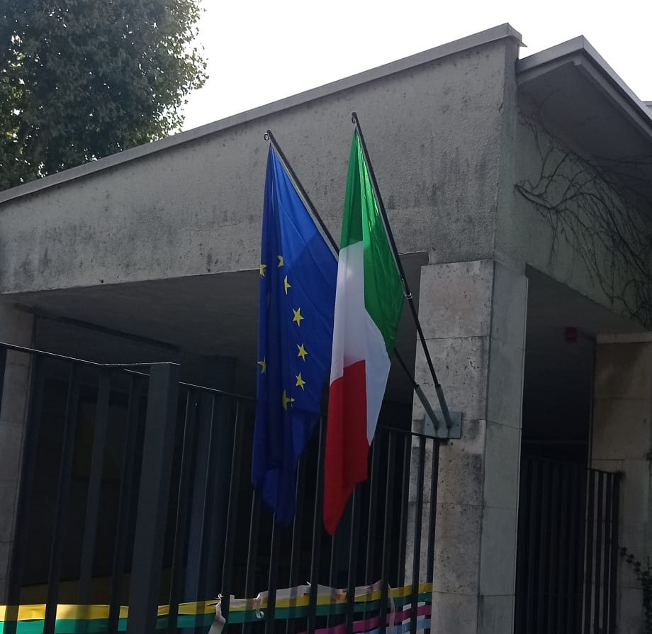 Sostituite le bandiere malconce fuori dalle scuole