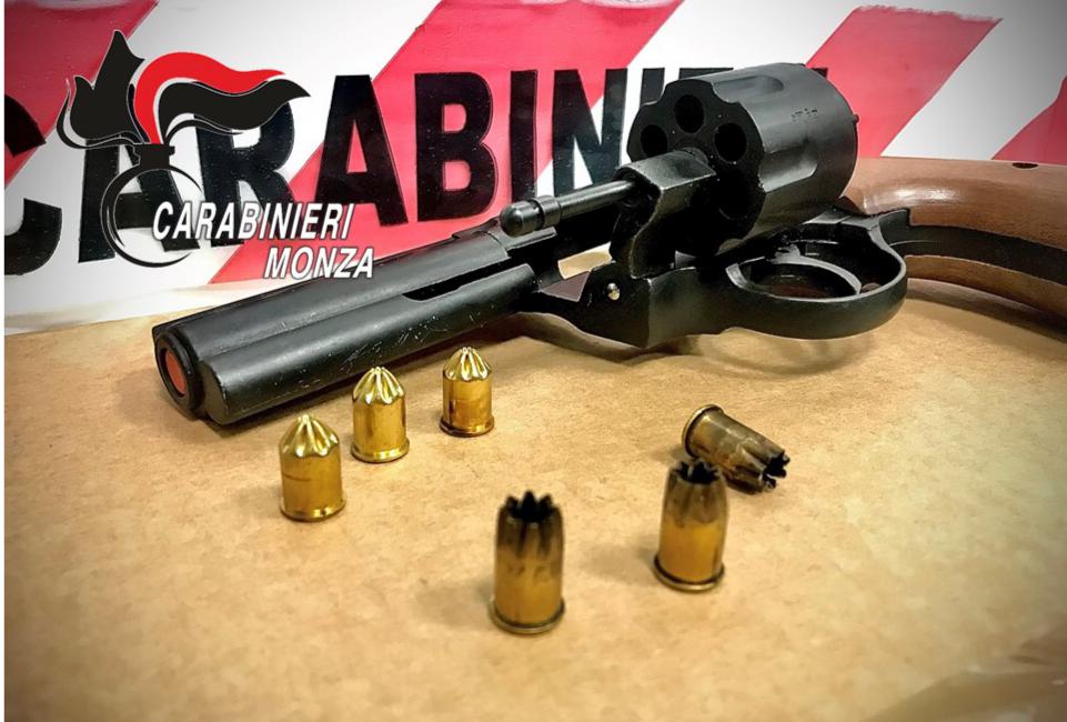Nel giorno del suo compleanno spara dei colpi di pistola per costringere il cane a salire in auto