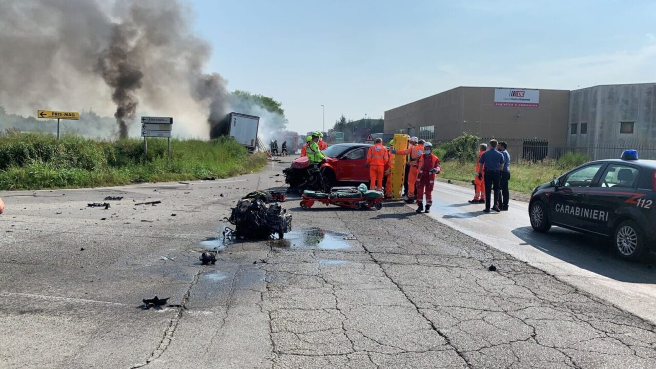 Scontro tra un’auto e un camion che prende fuoco. Muore il camionista