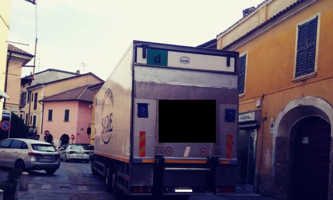 Camion si incastra nelle vie del centro storico