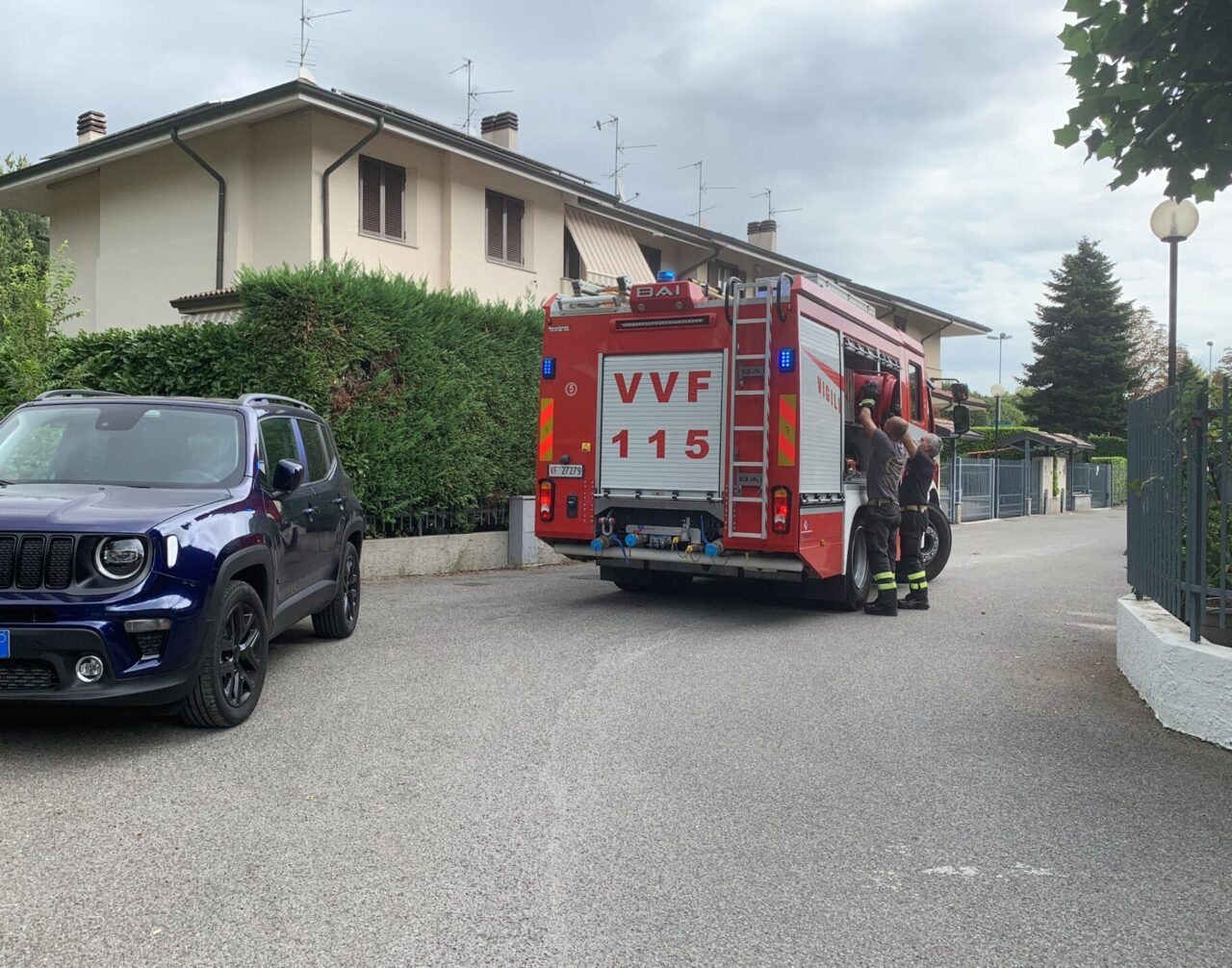 Fiamme nella cucina di una villetta, Vigili del fuoco ad Agrate