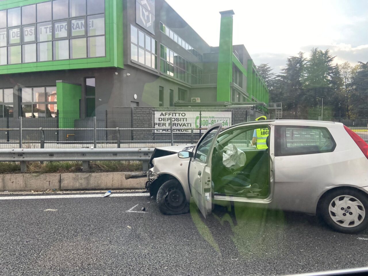 Finisce con l’auto contro il guardrail sulla SS36: trasportato in ospedale  