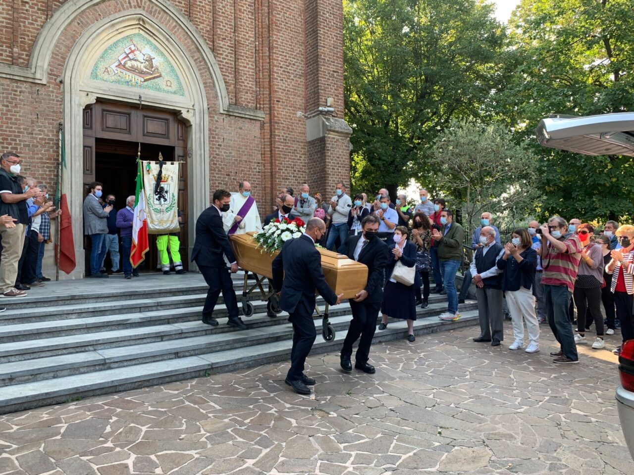 Chiesa gremita per l’ultimo saluto a Pino Motta