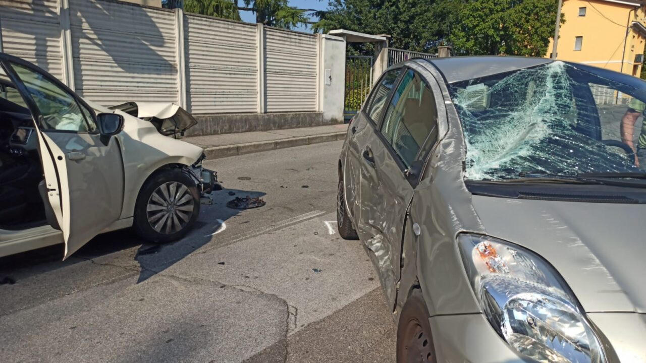 Violento schianto tra auto: in due finiscono in ospedale