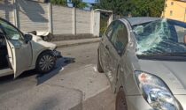 Violento schianto tra auto: in due finiscono in ospedale