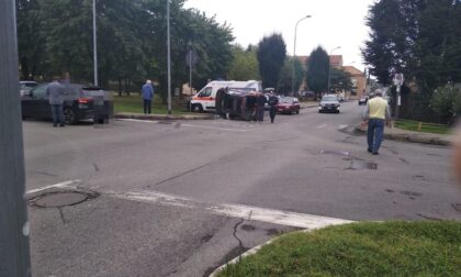 Incidente all'incrocio, auto si ribalta