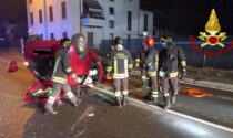 Vigili del fuoco a Giussano per liberare una 24enne rimasta intrappolata in auto dopo l'incidente