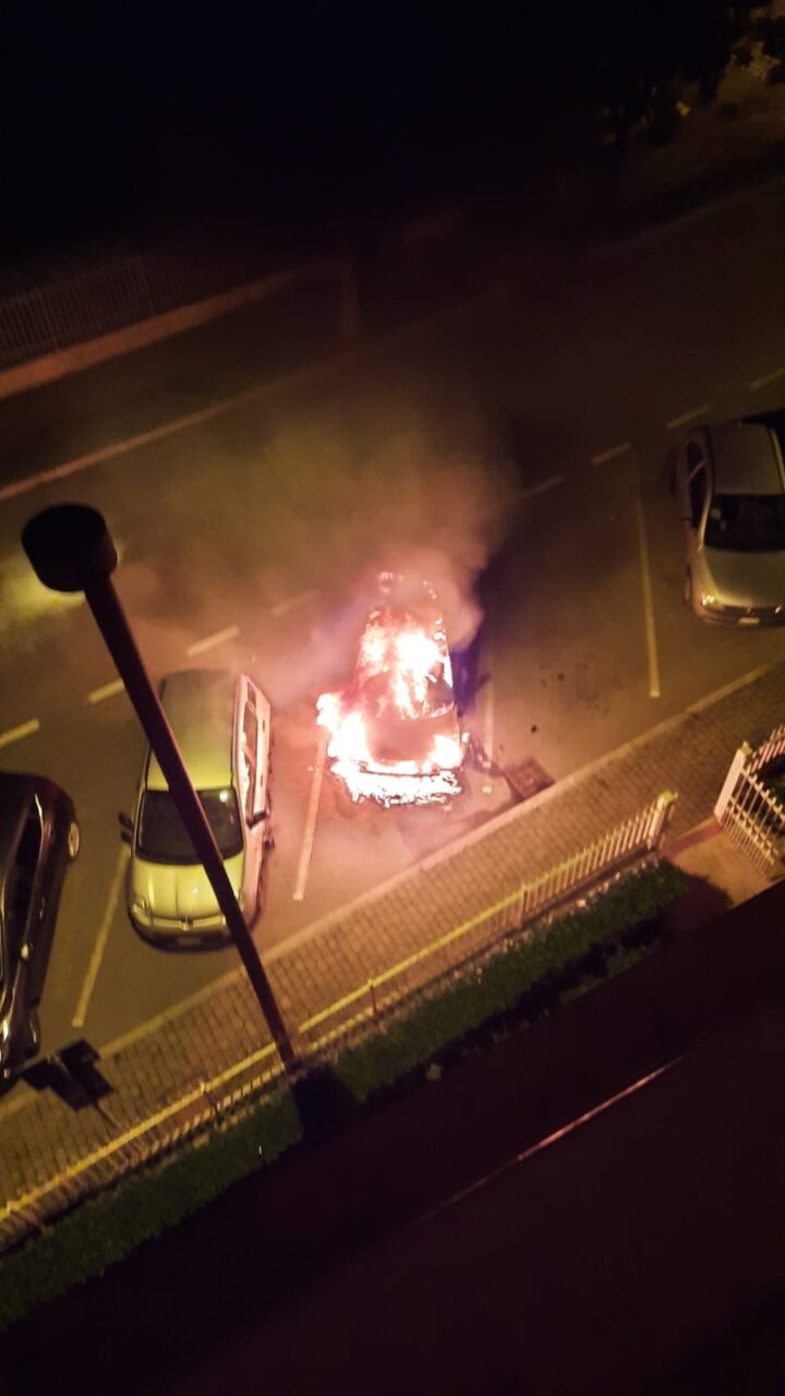 Varedo, nella notte intervento dei Vigili del fuoco per un’auto a fuoco