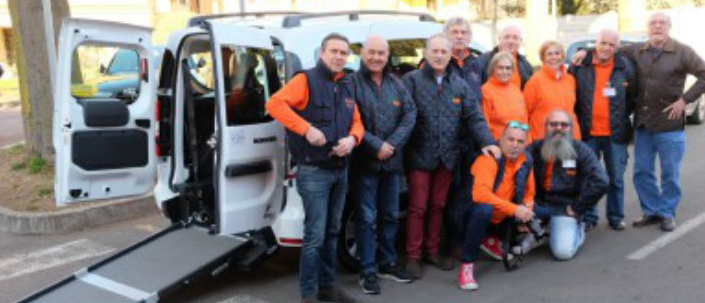 L’Auser vuole comprare un’auto elettrica, ma per la ricarica manca l’ok del Comune