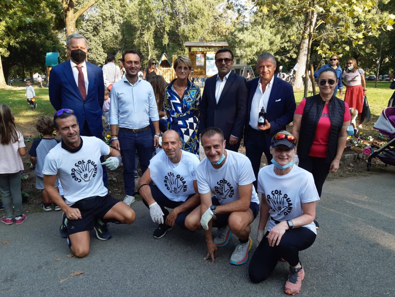 Ai Boschetti Reali parco giochi in festa: i bimbi creano un’aiuola