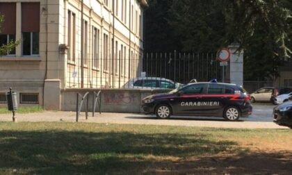 Maestre "no vax" lasciate fuori da scuola: intervengono i Carabinieri