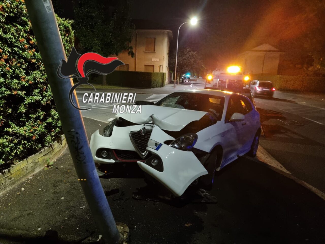 Automobilista ubriaco si schianta contro un palo della luce, denunciato