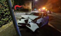 Automobilista ubriaco si schianta contro un palo della luce, denunciato