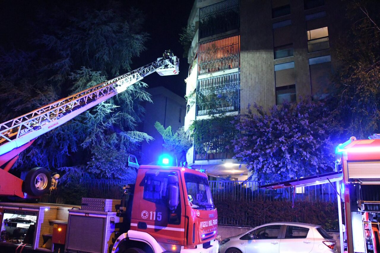 Incendio sul balcone di casa, ma l’anziana proprietaria non se ne accorge