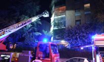 Incendio sul balcone di casa, ma l'anziana proprietaria non se ne accorge