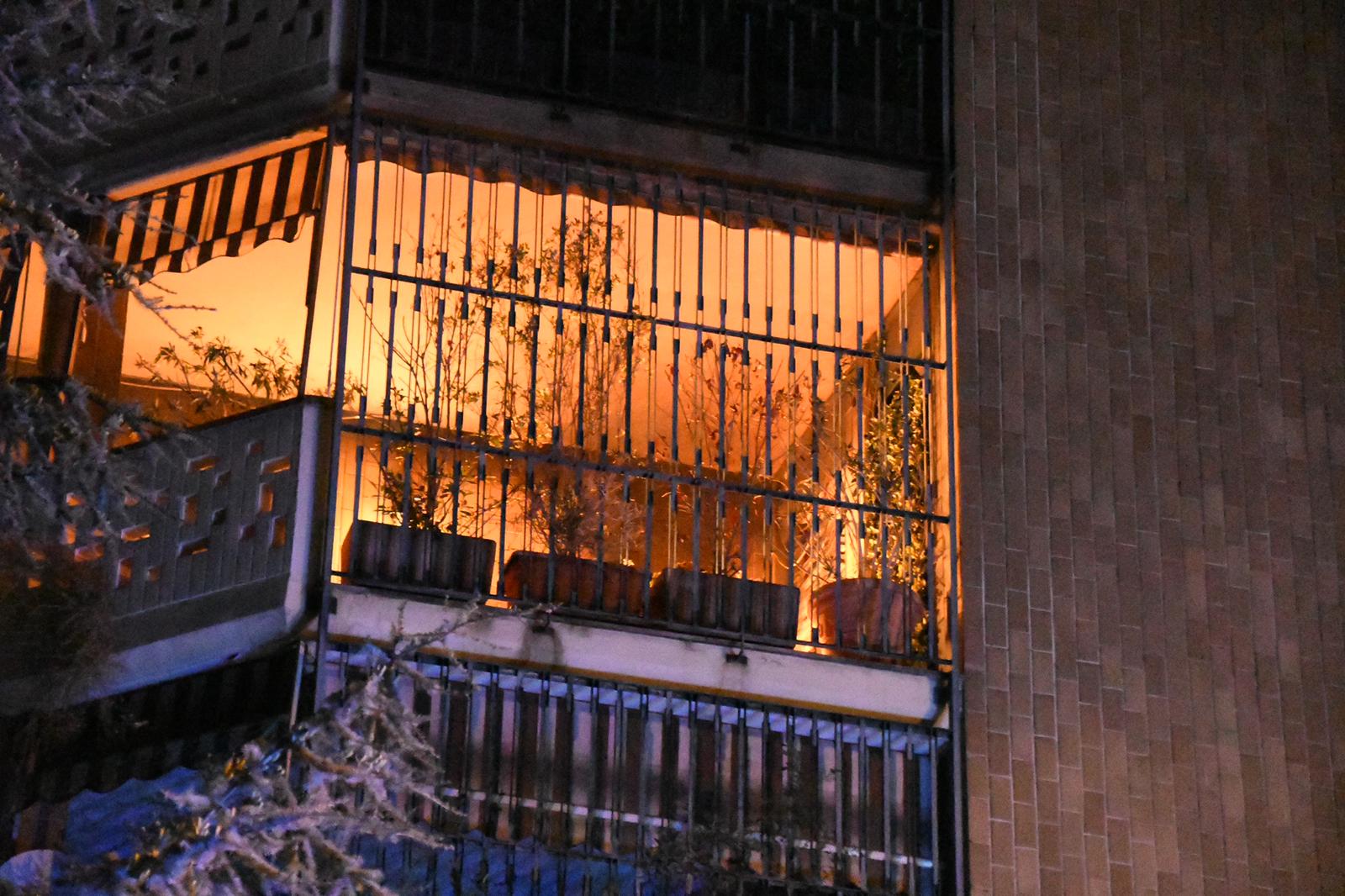 incendio balcone via Borsa Monza pompieri vigili del fuoco
