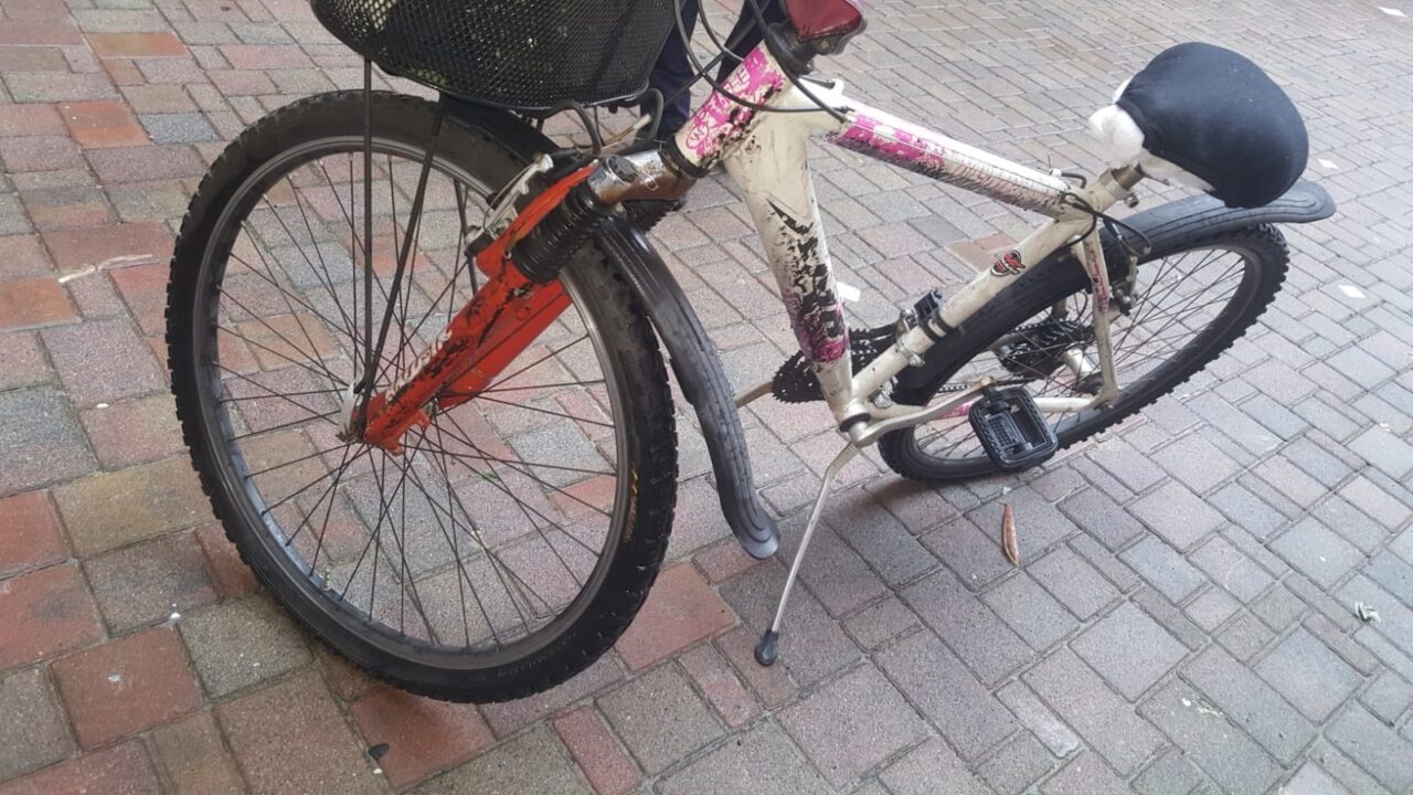 Investe un ciclista e si allontana, caccia all’auto pirata