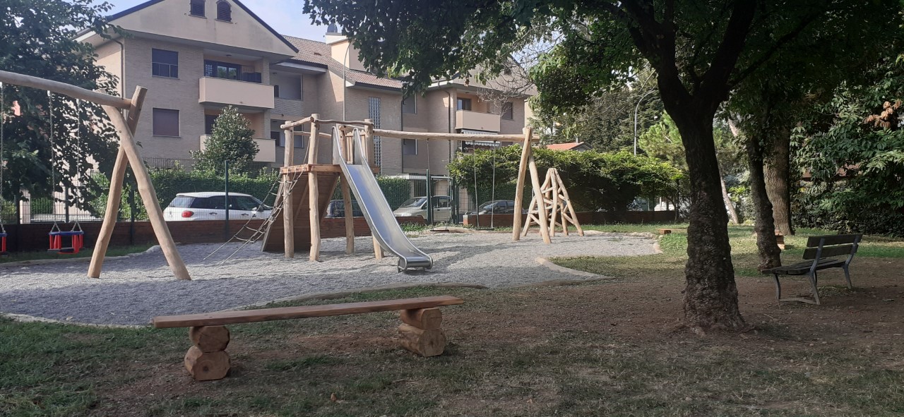 Nuovi giochi al parchetto di Cederna