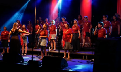 The Singers Choir cantano fuori dall'ospedale per ricordare le vittime della pandemia
