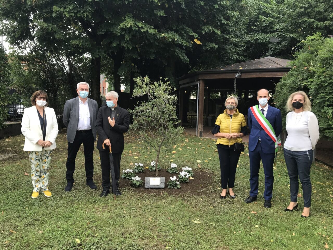 Un ulivo in casa di riposo per ricordare le vittime del Covid