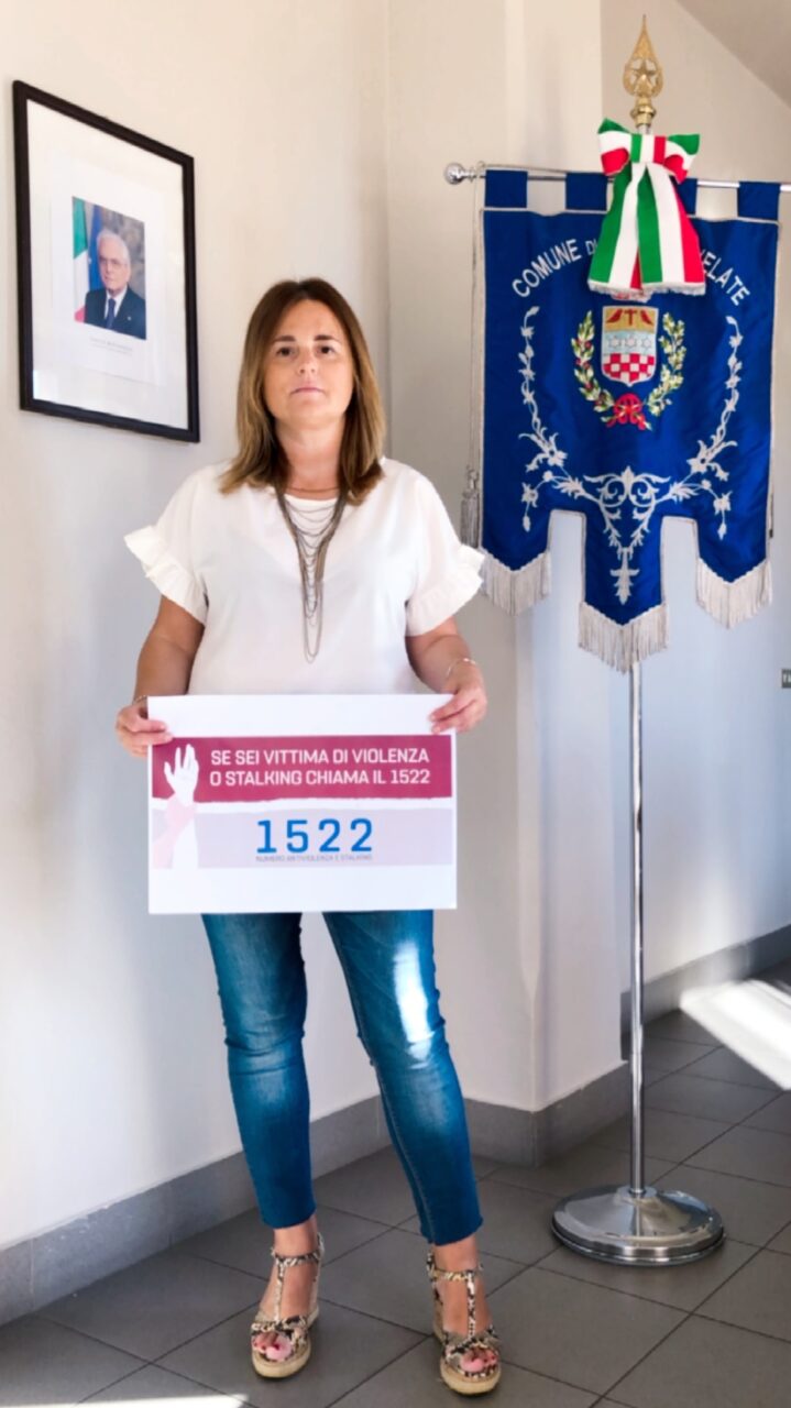 Cento adesivi contro la violenza sulle donne