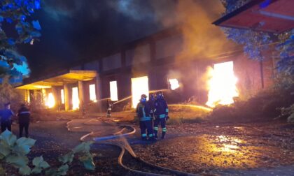 Incendio ex area Snia, il Comune: "Finestre chiuse ma niente allarmismi"