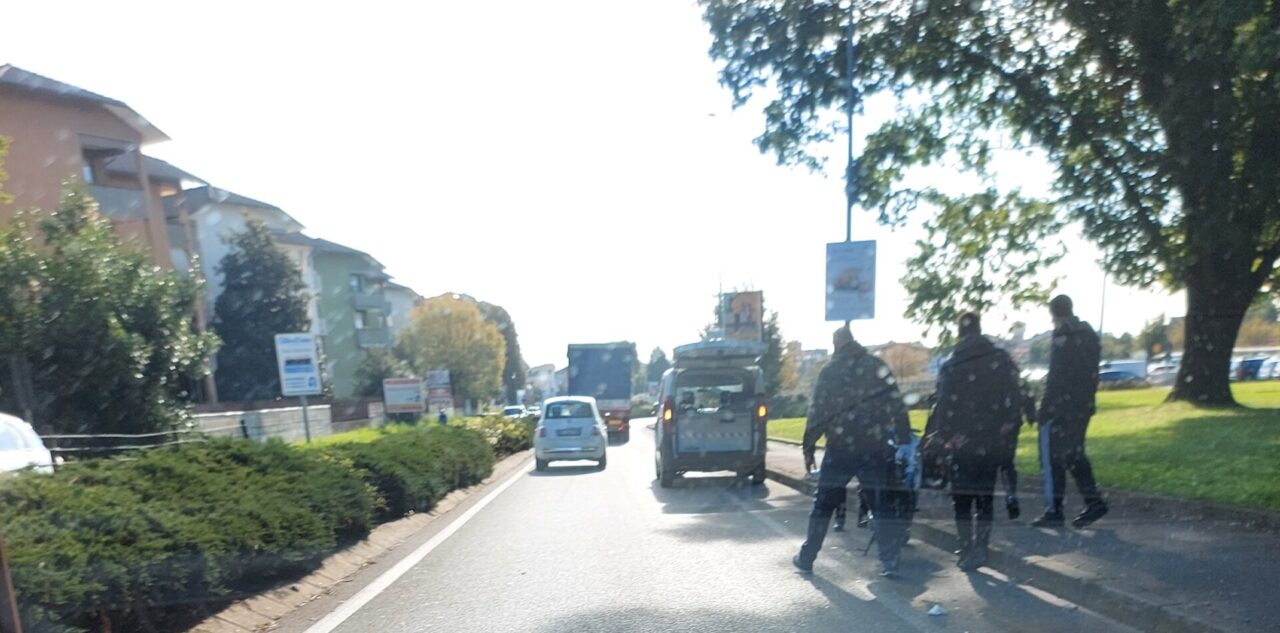 Travolto da una moto mentre attraversava la strada