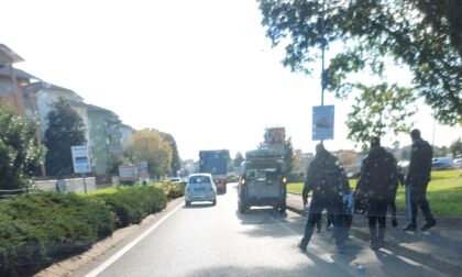 Travolto da una moto mentre attraversava la strada