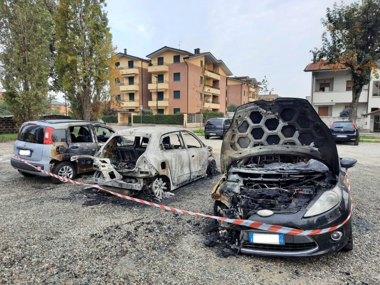 Bruciate tre auto in un parcheggio a Limbiate