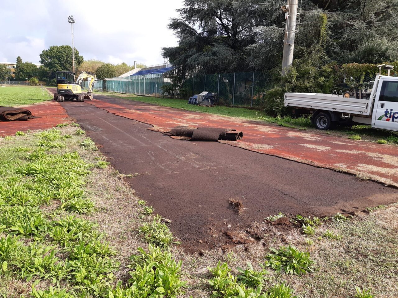 Lavori al centro sportivo, si rifà la pista di atletica